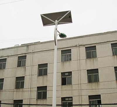 鄭州某中學太陽能路燈工程 